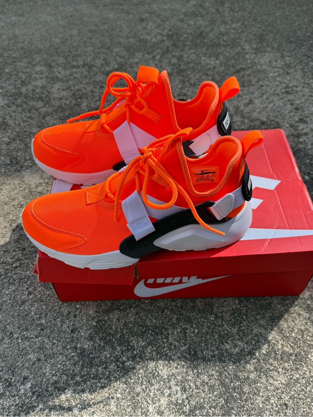 Nike AIR HUARACHE Bright Orange Lace-Up Sneakers Black & White  accents.
WOMEN